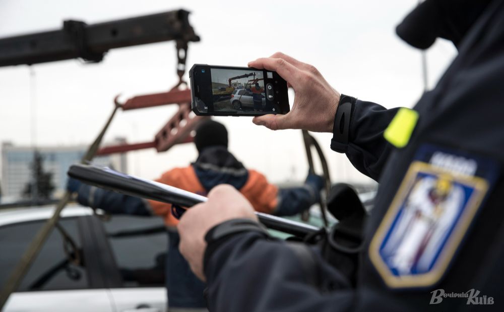 Інспектор хотів винести постанову порушнику за неправильно припаркований автомобіль. Фото ілюстративне: Олексій Самсонов