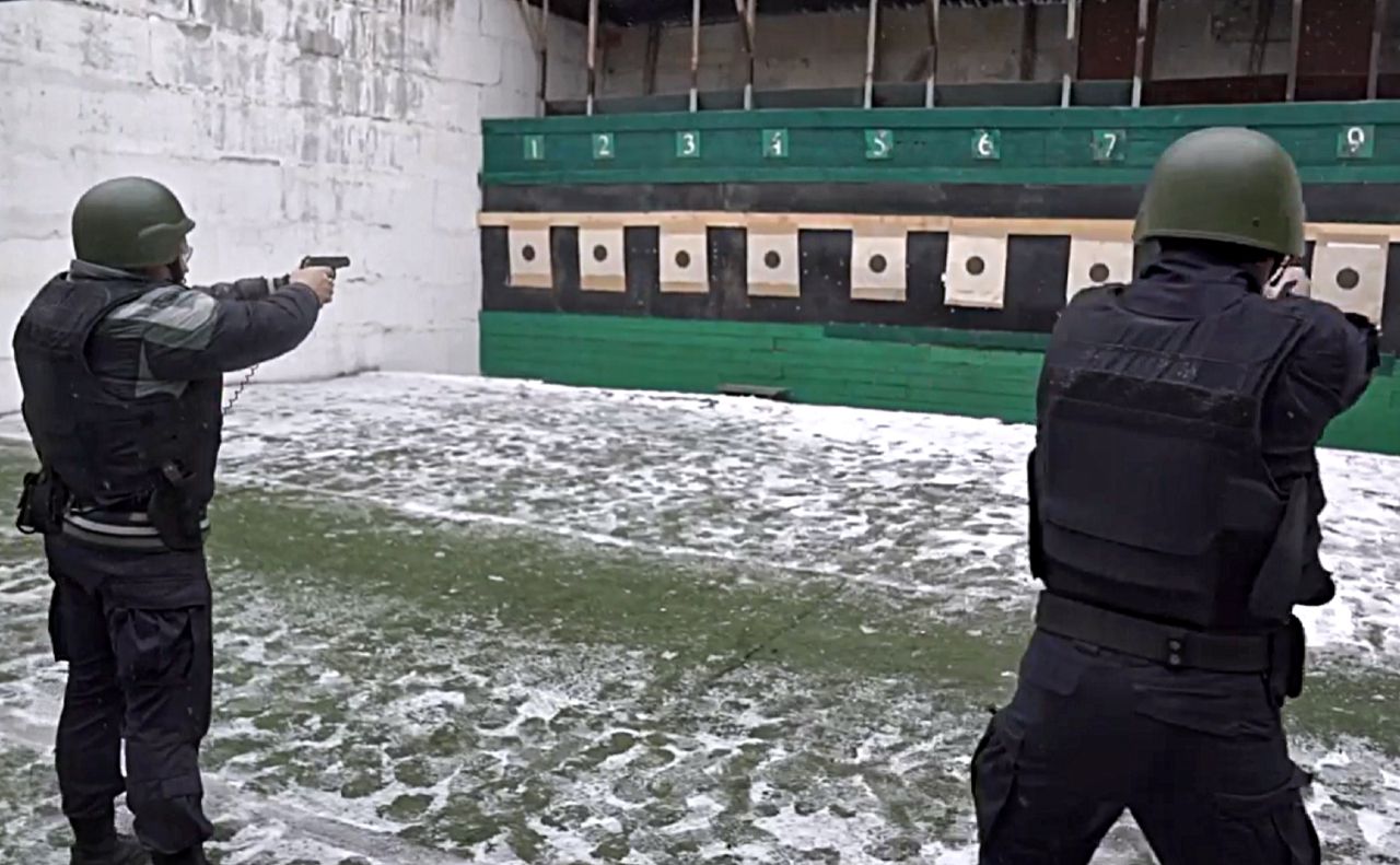 Добровольці навчаються стріляти. Фото: скріншот з відео