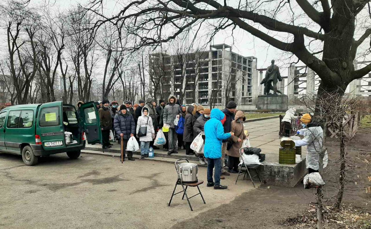 За гарячими обідами приходять різні люди. Фото: Департамент соцполітики