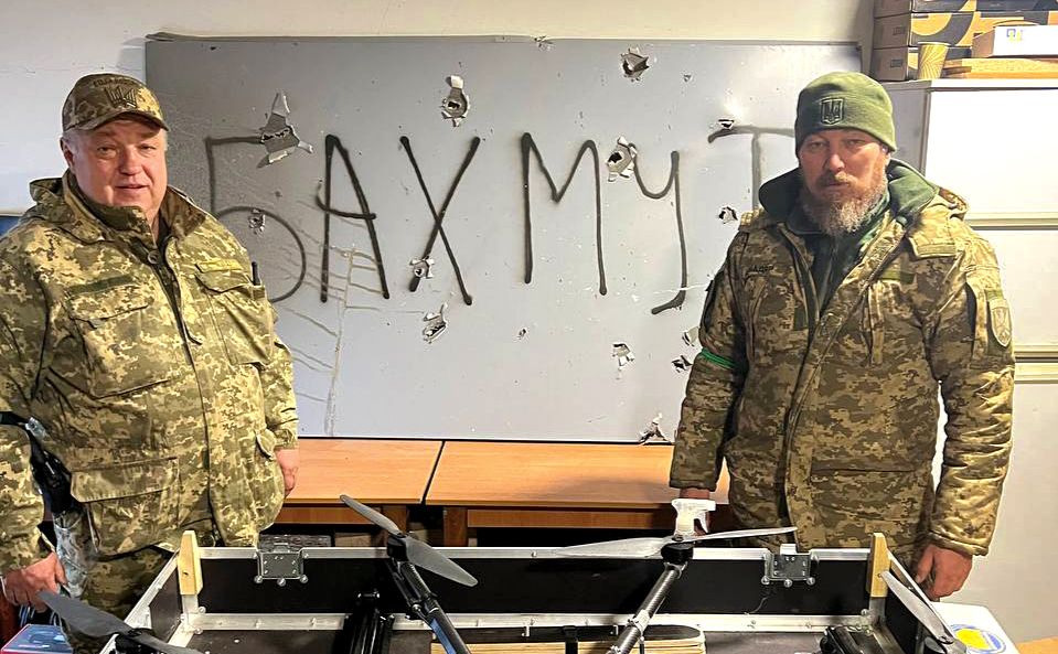 Олександр Міщенко (зліва) у Бахмуті. Фото: з архіву депутата