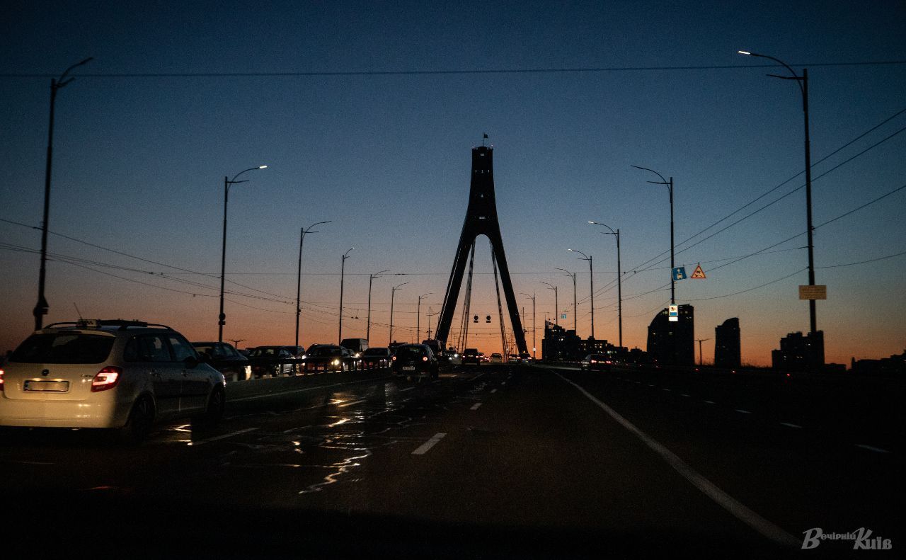 Під час відключення світла Київ поринав у темряву. Ілюстративне фото: Олексій Самсонов