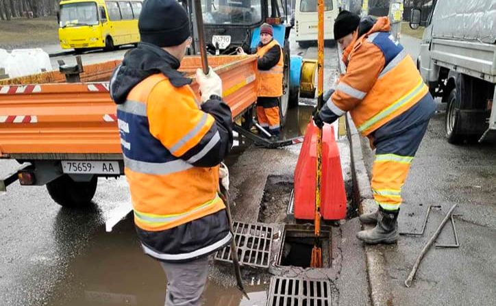 Розчишення зливостоків. Фото: Деснянська РДА
