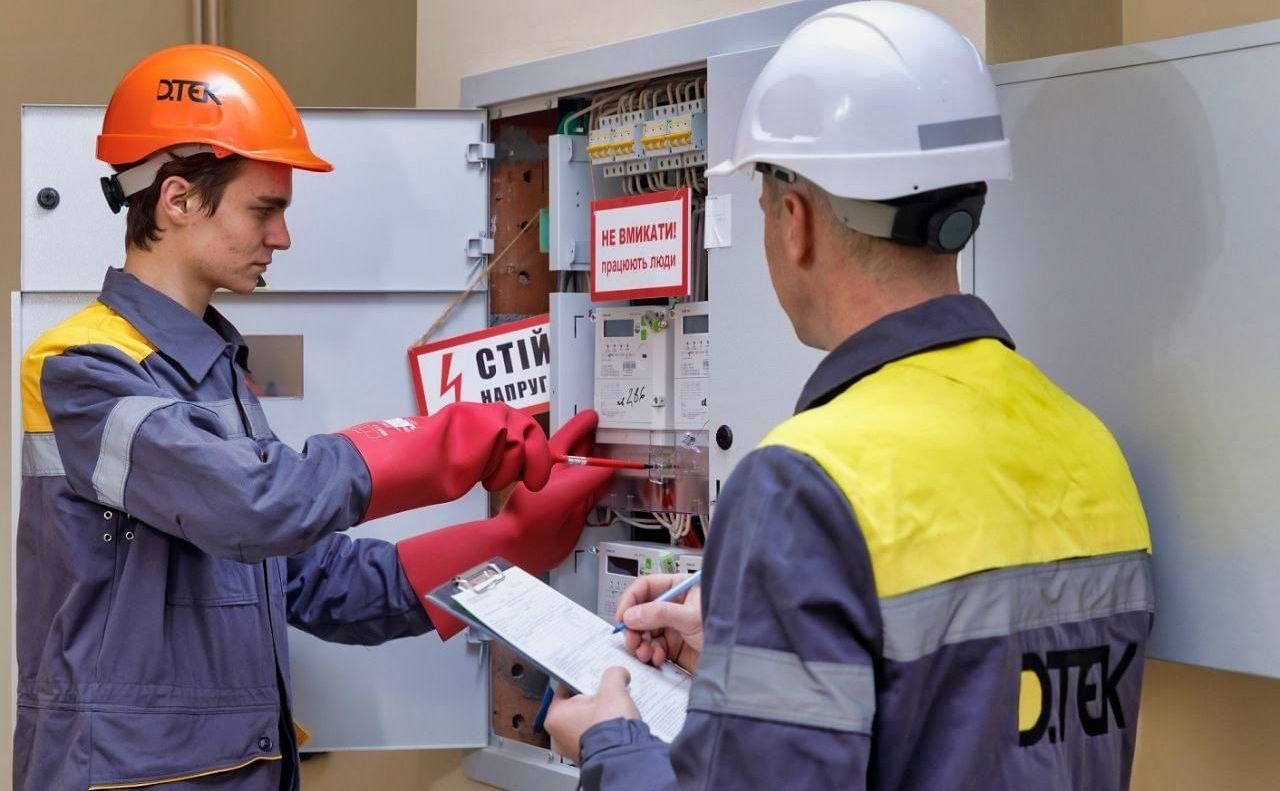Лічильники замінюють співробітники у фірмовому спецодягу сіро-жовтого кольору. Фото: ДТЕК