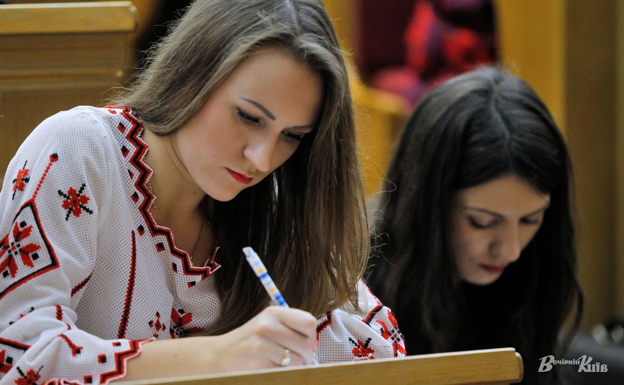 Учні вбачають у понятті «патріотизм» працю на добробут своєї держави. Фото: Борис Корпусенко