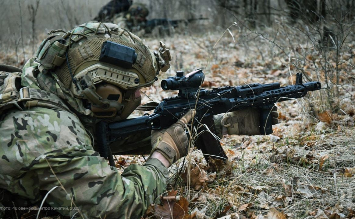 Військовий Сил оборони знищує ворогів. Фото: Генштаб