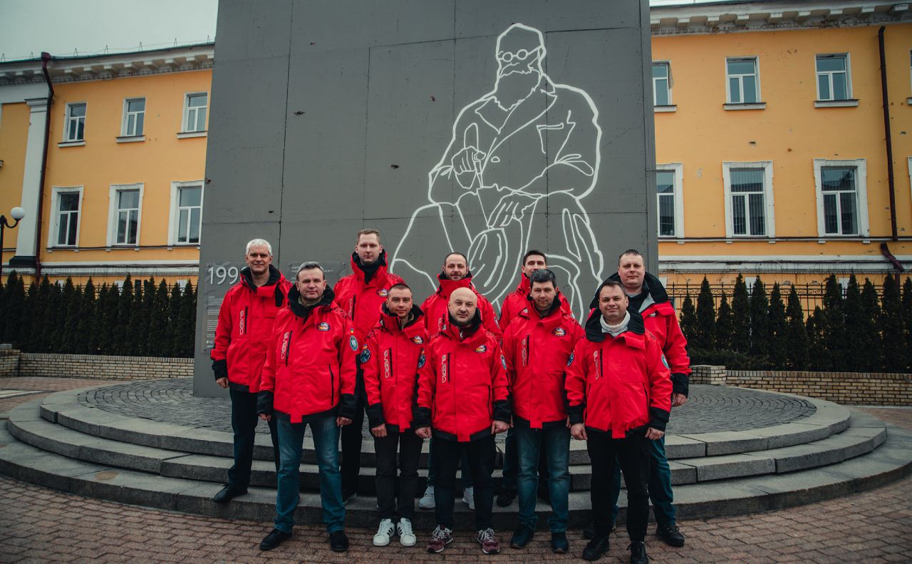 Перед відправкою команда сфотографувалася біля пам’ятника Грушевському. Фото: Алекс Заклецький