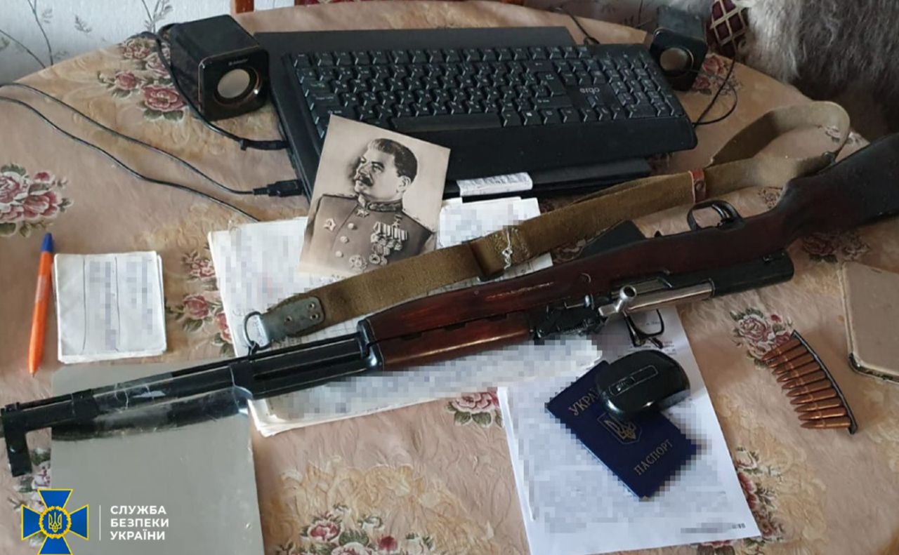 Речі, вилучені при обшуках у «підпільників». Фото: СБУ