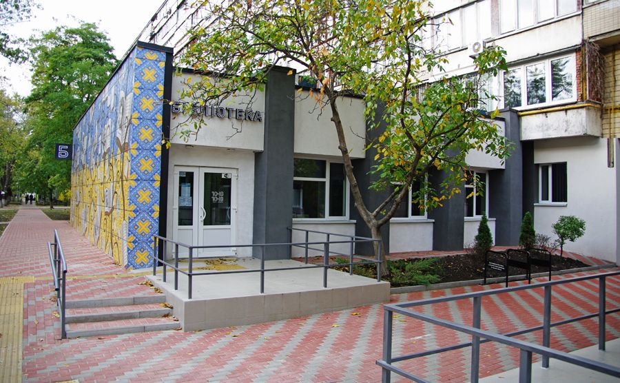 Бібліотека є інформаційним та культурним осередком для мешканців мікрорайону Микільська Слобідка. Фото: КМР