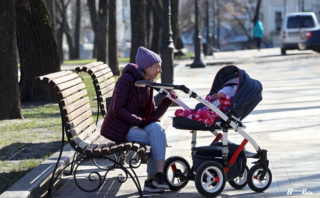 У парку. Ілюстративне фото Бориса Корпусенка