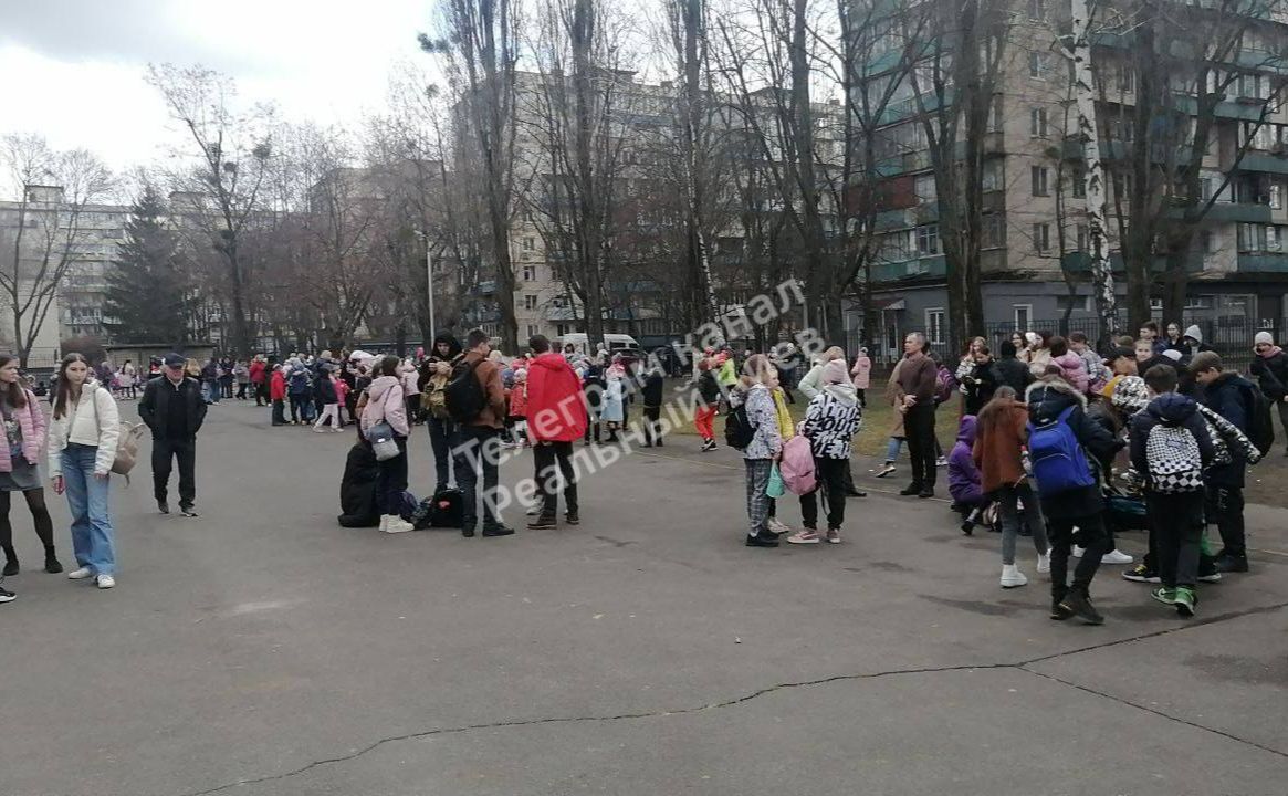 Дітей евакуювали із закладу. Фото: телеграм-канал Реальный Киев