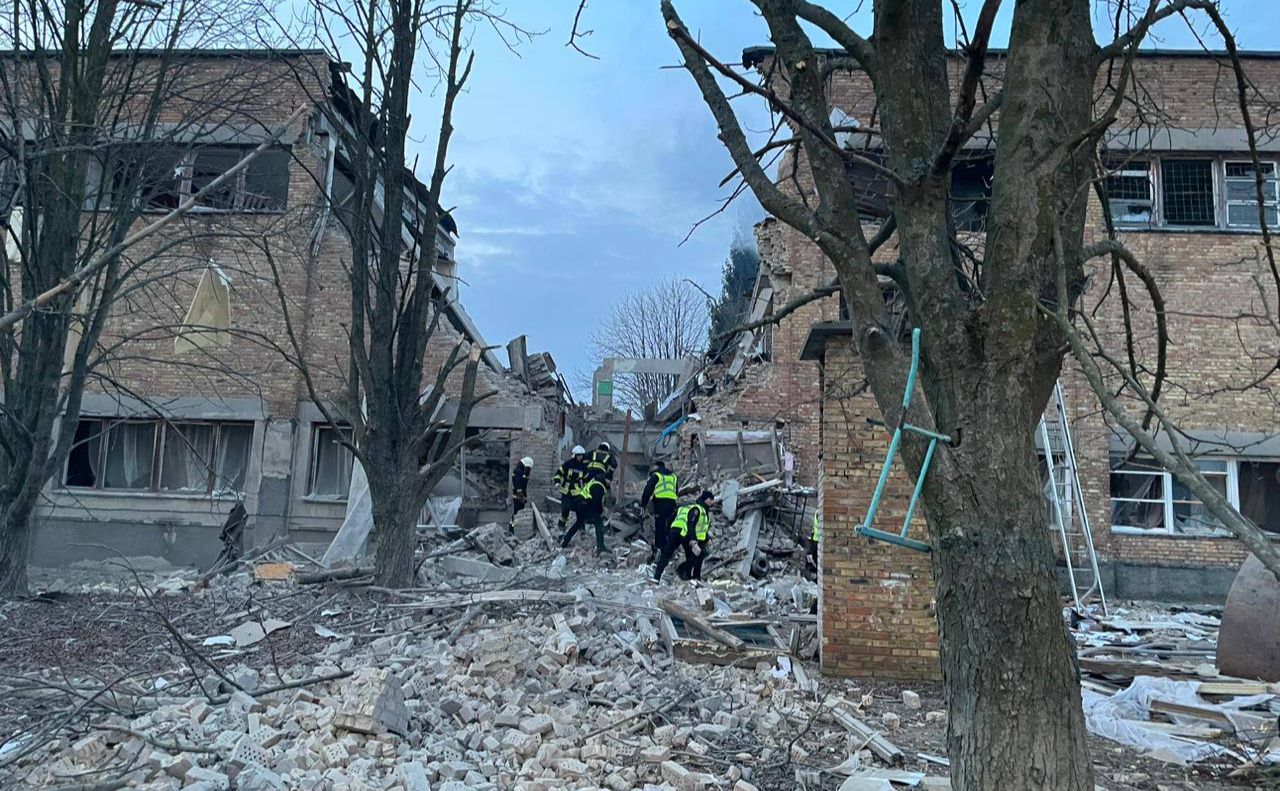 Зруйнований влучанням безпілотника рф в гуртожиток у Ржищеві на Київщині. Фото: Офіс Генпрокурора