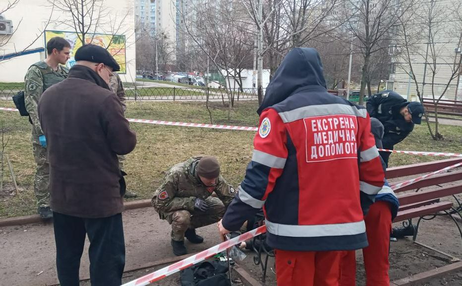 Тіло чоловіка з численними травмами знайшли на провулку Квітневому. Фото: поліція Києва