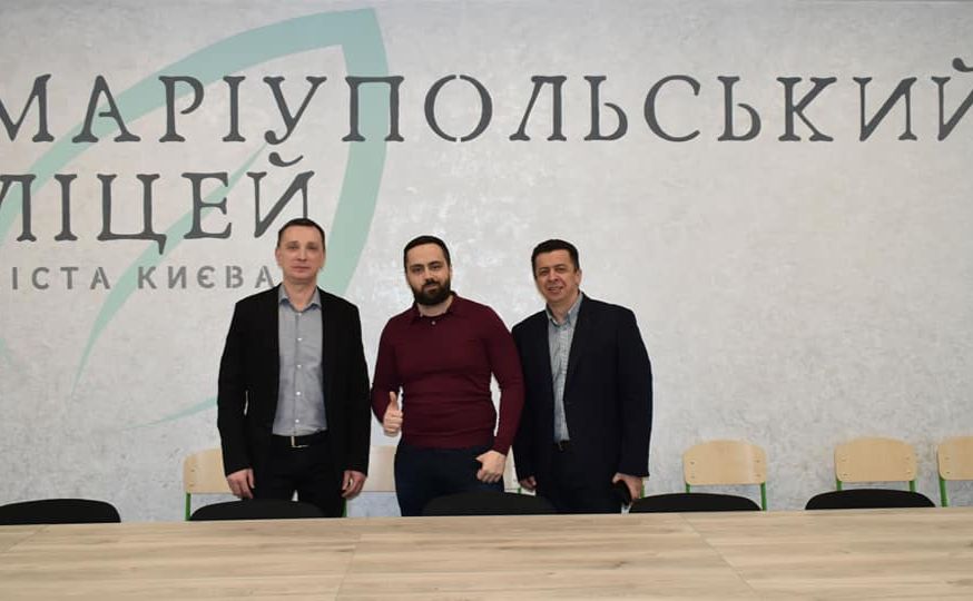 Кирило Фесик (в центрі) показав, як виглядає ліцей після ремонту