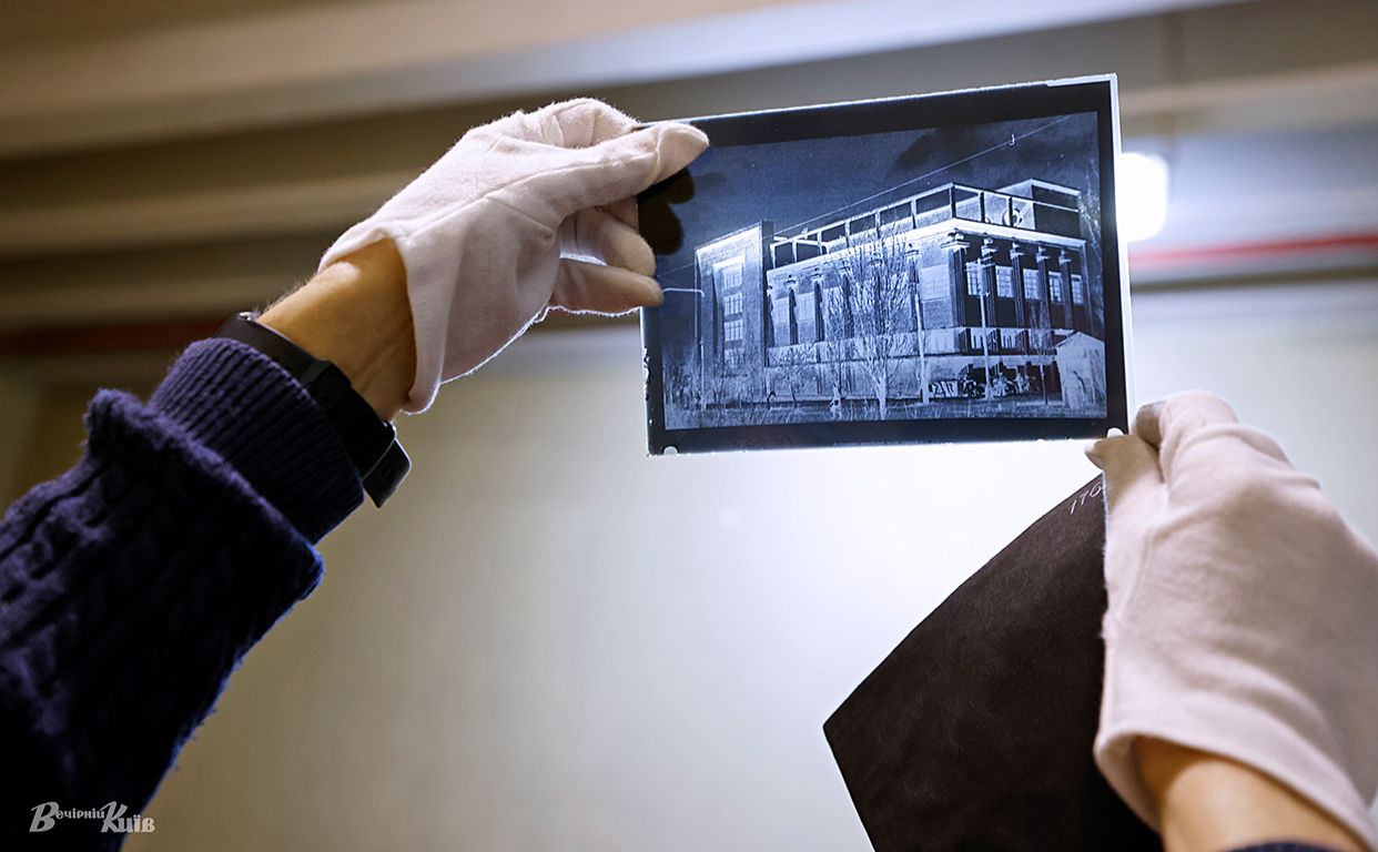 У ЦДАЕА зберігається понад 400 тисяч фотодокументів. Фото: Борис Корпусенко