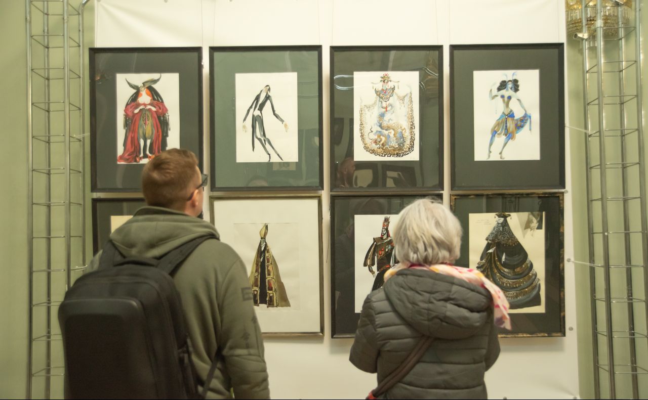 В експозиції представлені ескізи театральних костюмів різних років. Фото: Олександра Злуніцина