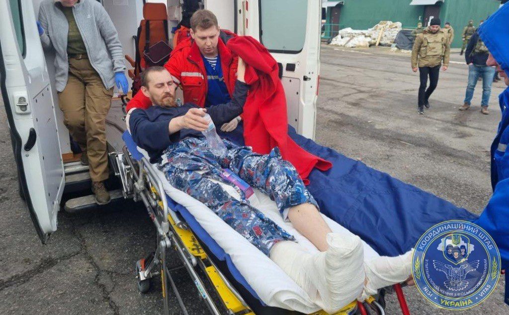 Наразі росія утримує в заручниках тисячі українських громадян, зокрема, важкохворих і поранених. Фото: оординаційний штаб з питань поводження з військовополоненими