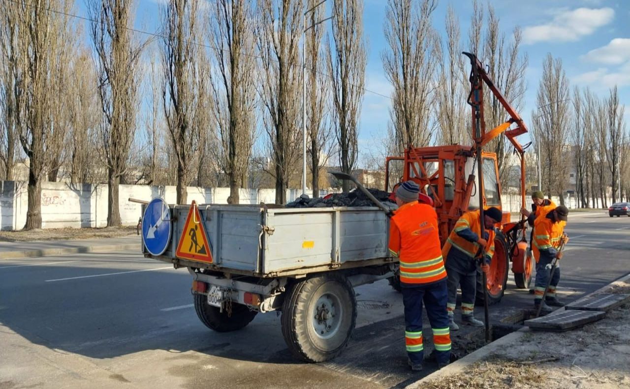 Розчищення зливоприймачів. Фото: Київавтодор
