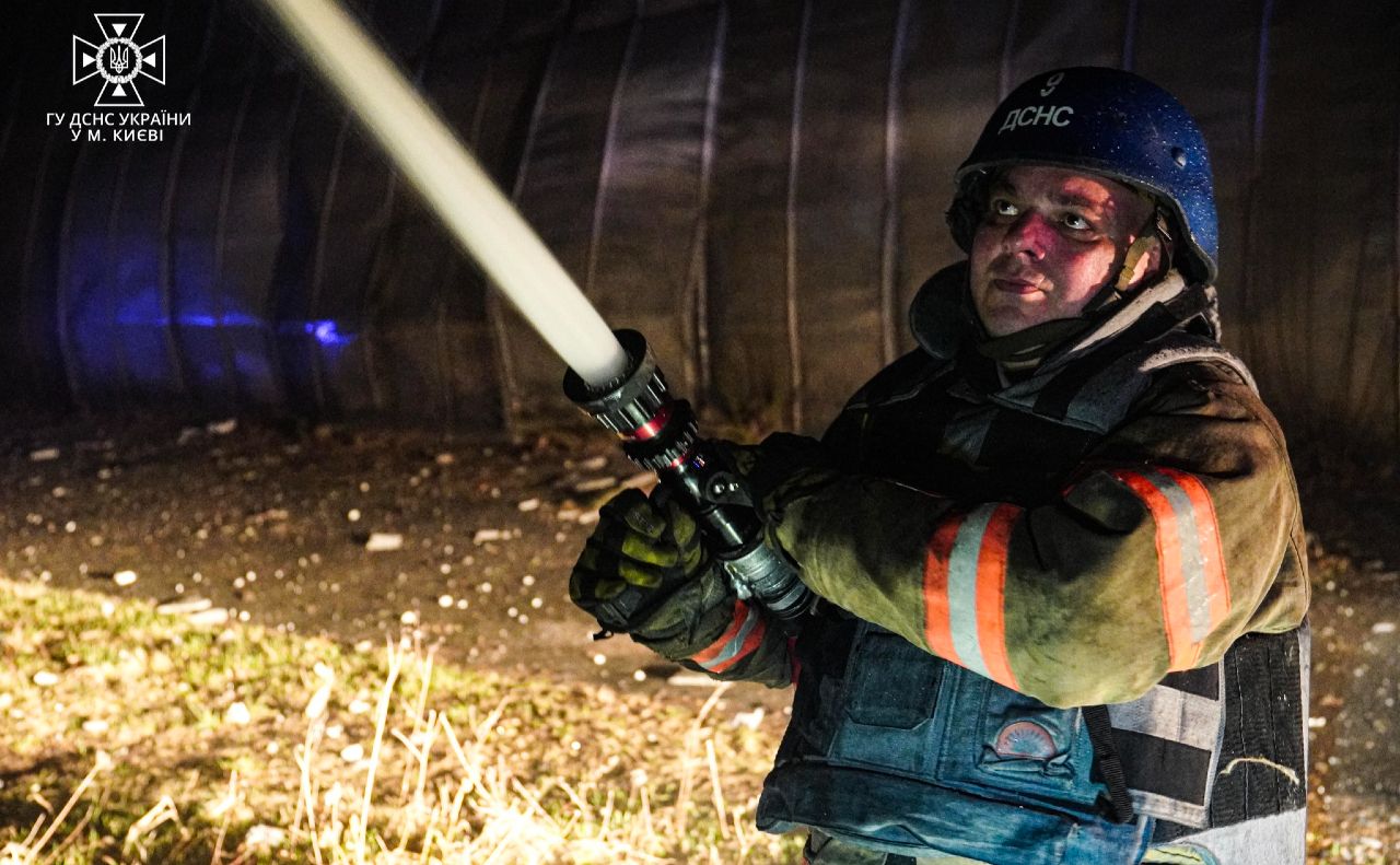Пожежник ДСНС міста Києва гасить вогонь. Фото: ГУ ДСНС м.Києва