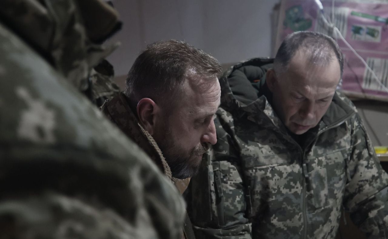 Олександр Сирський з командирами у штабі оборони Бахмуту. Фото: Генштаб ЗСУ