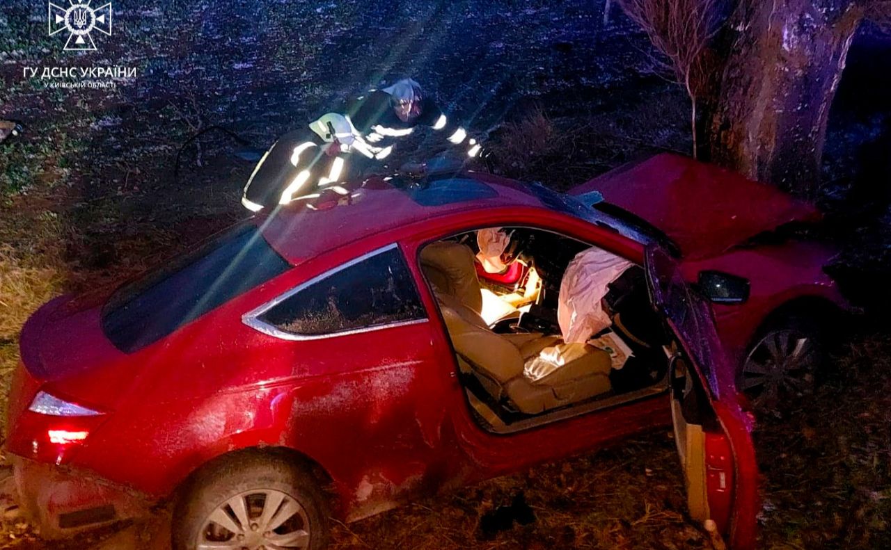 Понівечене під час аварії авто «Honda Accord». Фото: ГУ ДСНС Київської області