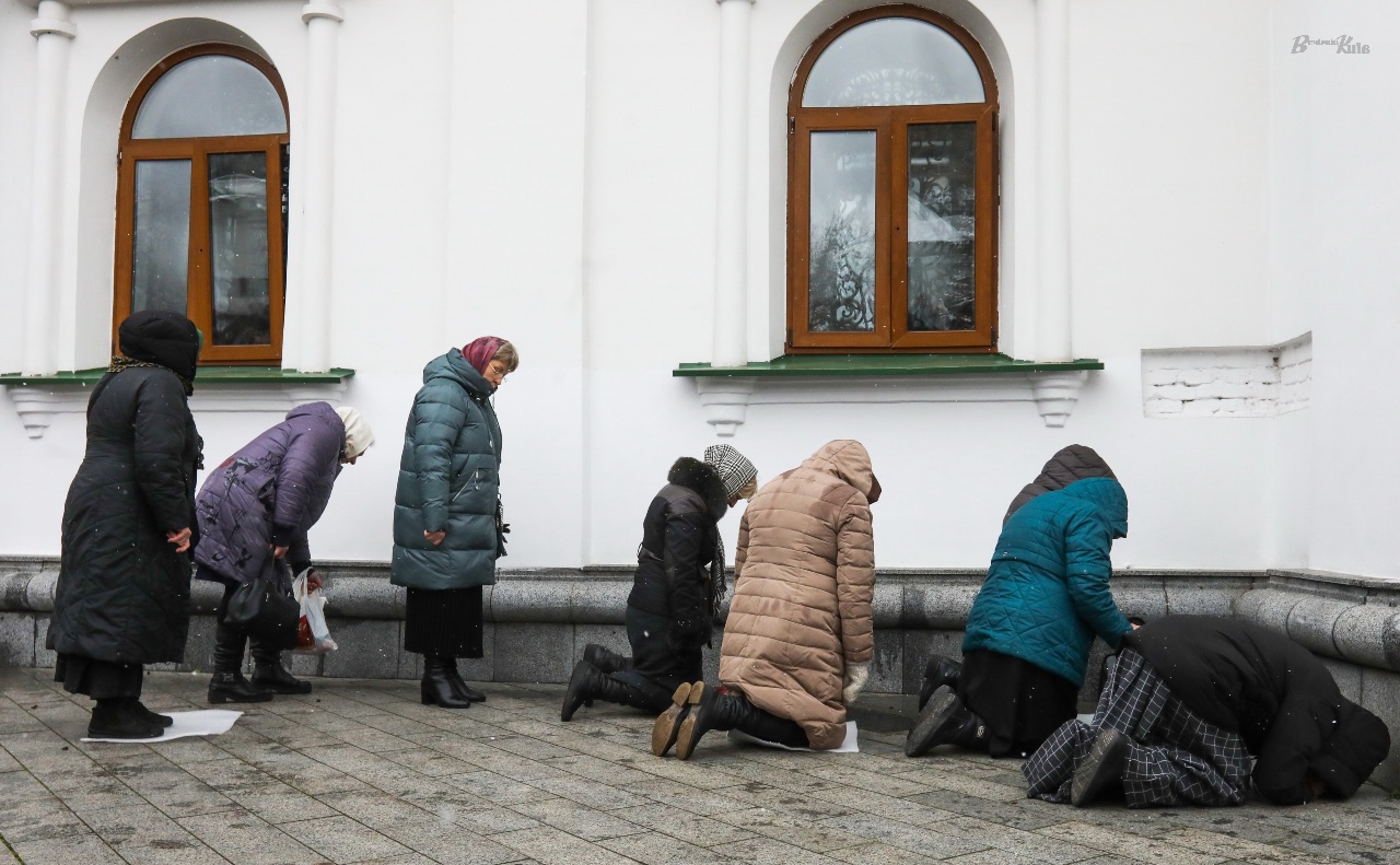Священники та віряни УПЦ (МП) приходять на службу та не мають наміру йти з Нижньої Лаври. Фото: Даша Гришина