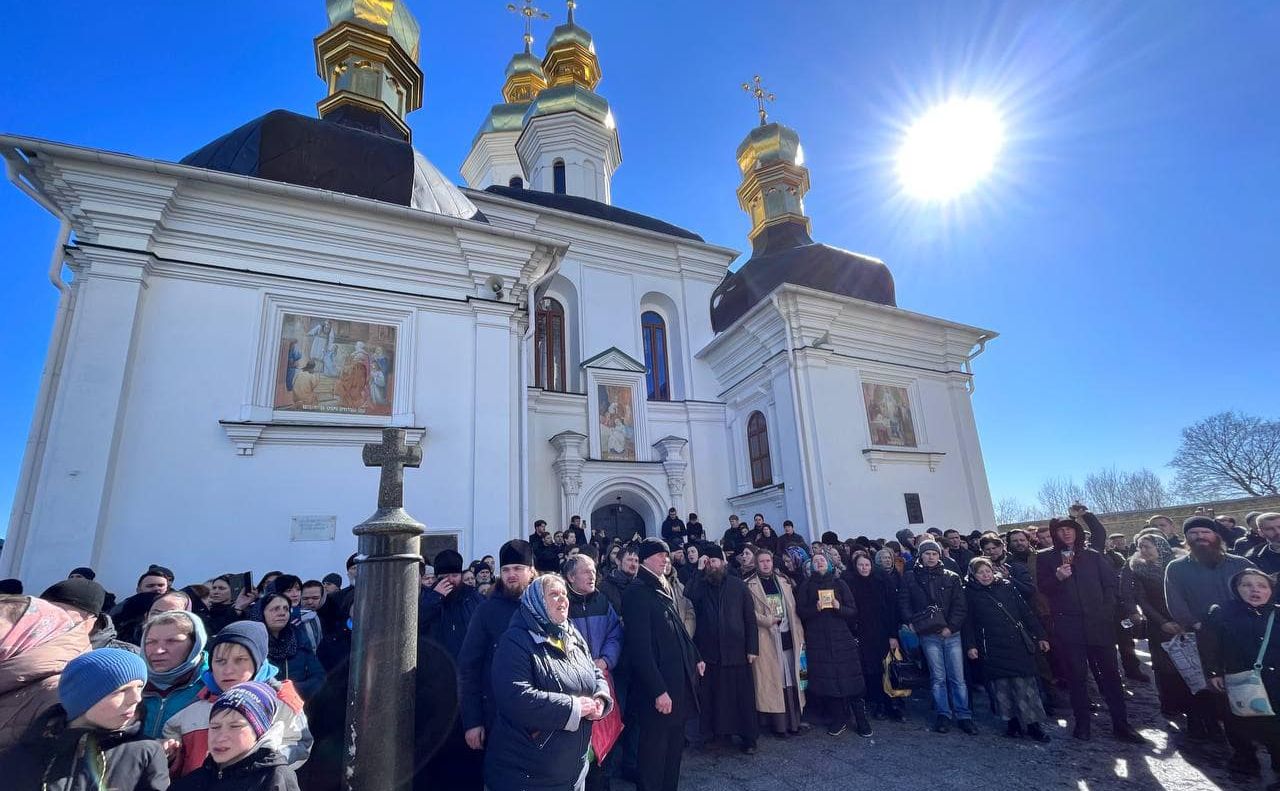 Біля входу до церкви Різдва Богородиці. Фото: Центр інформації УПЦ/Facebook