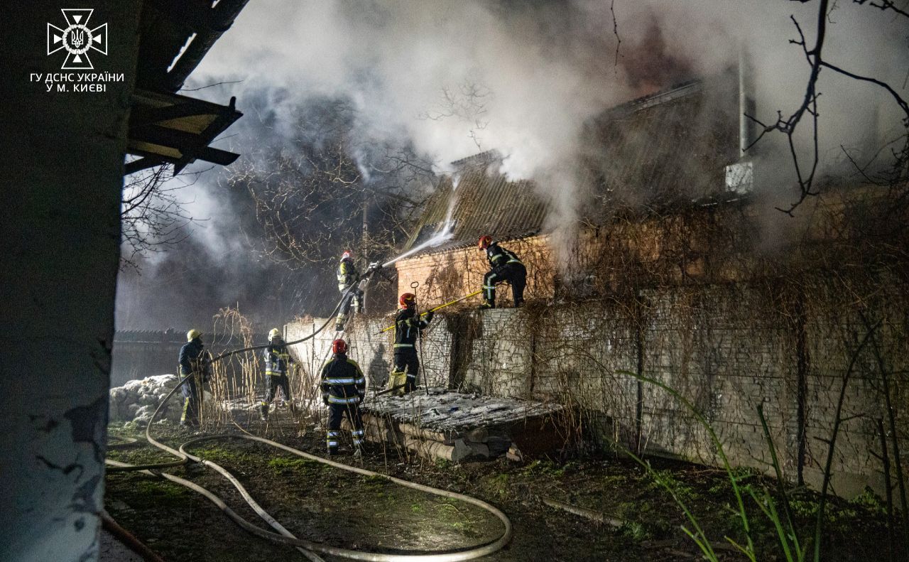 Вогнеборці на гасінні пожежі у приватному секторі Солом’янського району. Фото: Maks Chernov