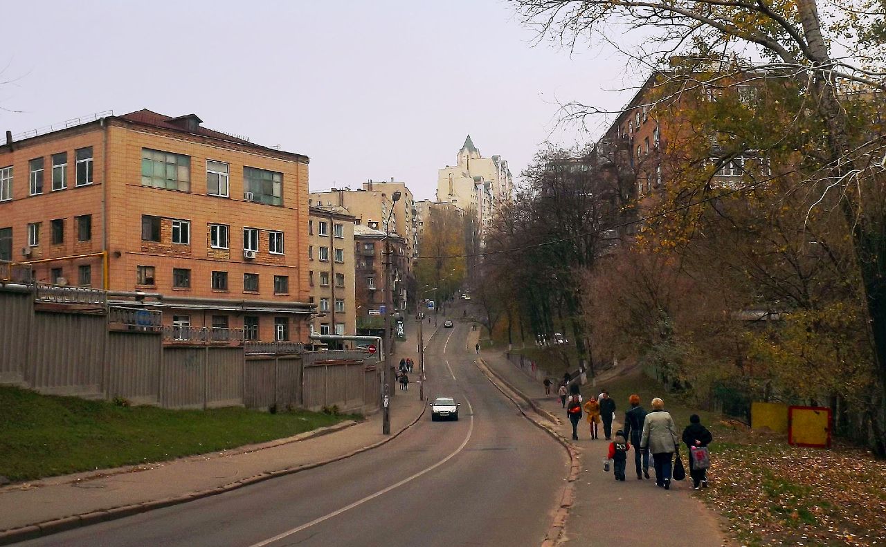 Вулиця пролягає від Глибочицької до Нагірної. Фото: Віікпедія