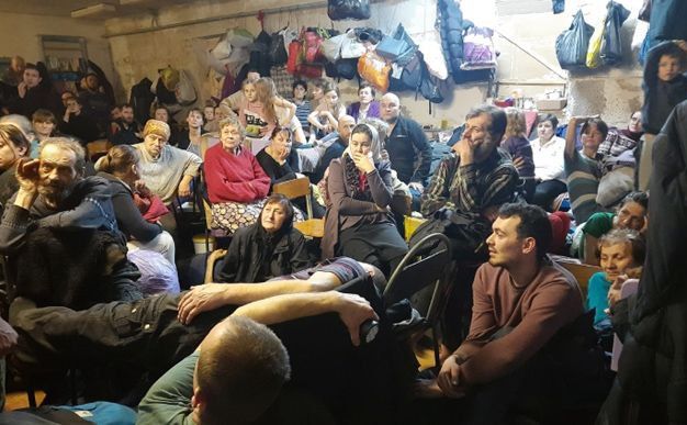 Люди у підвалі школи у Ягідному. Фото: Ольги Меняйло