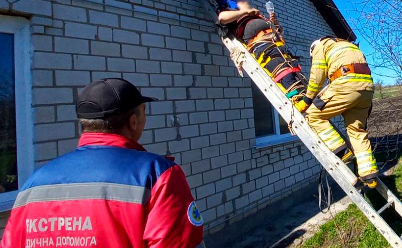 Працівники ДСНС Київщини зняли постраждалого з горища. Фото: ГУ ДСНС Київської області
