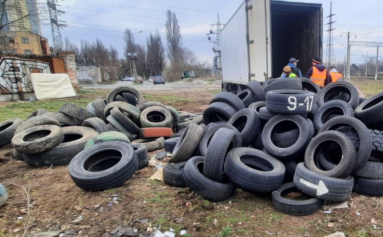 У Дніпровському районі з вулиць вивезли понад 350 автопокришок