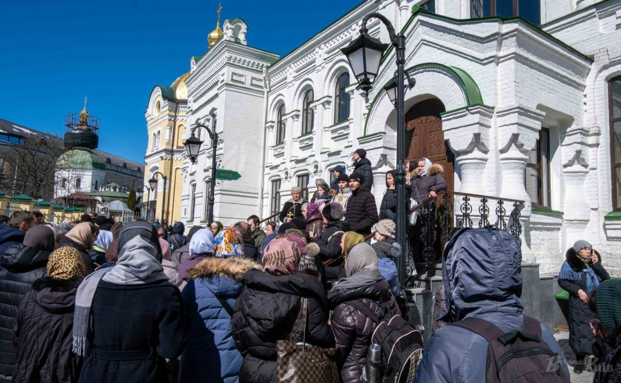 Віряни та представники церкви заблокували доступ комісії у храм. Фото: Ярослав Храмов
