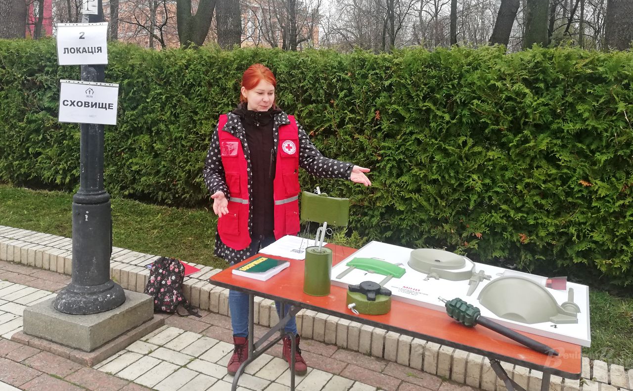 Волонтерка Рита показує макети вибухівки. Фото: Наталка Марків