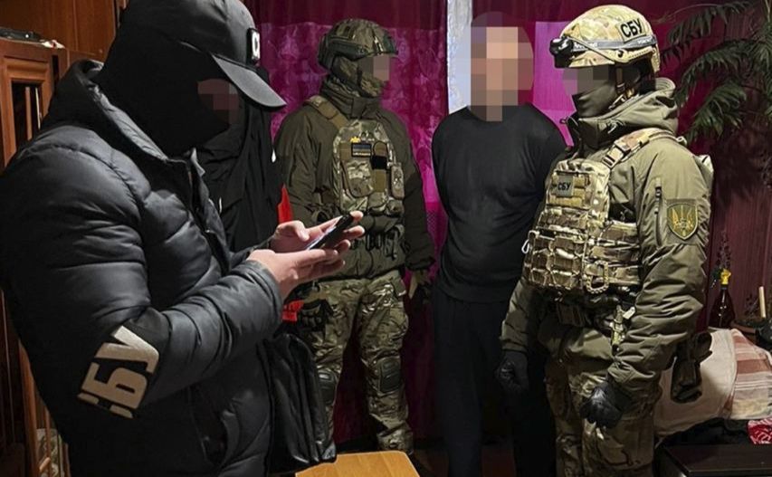 Контррозвідники під час затримання агента рф. Фото: СБУ