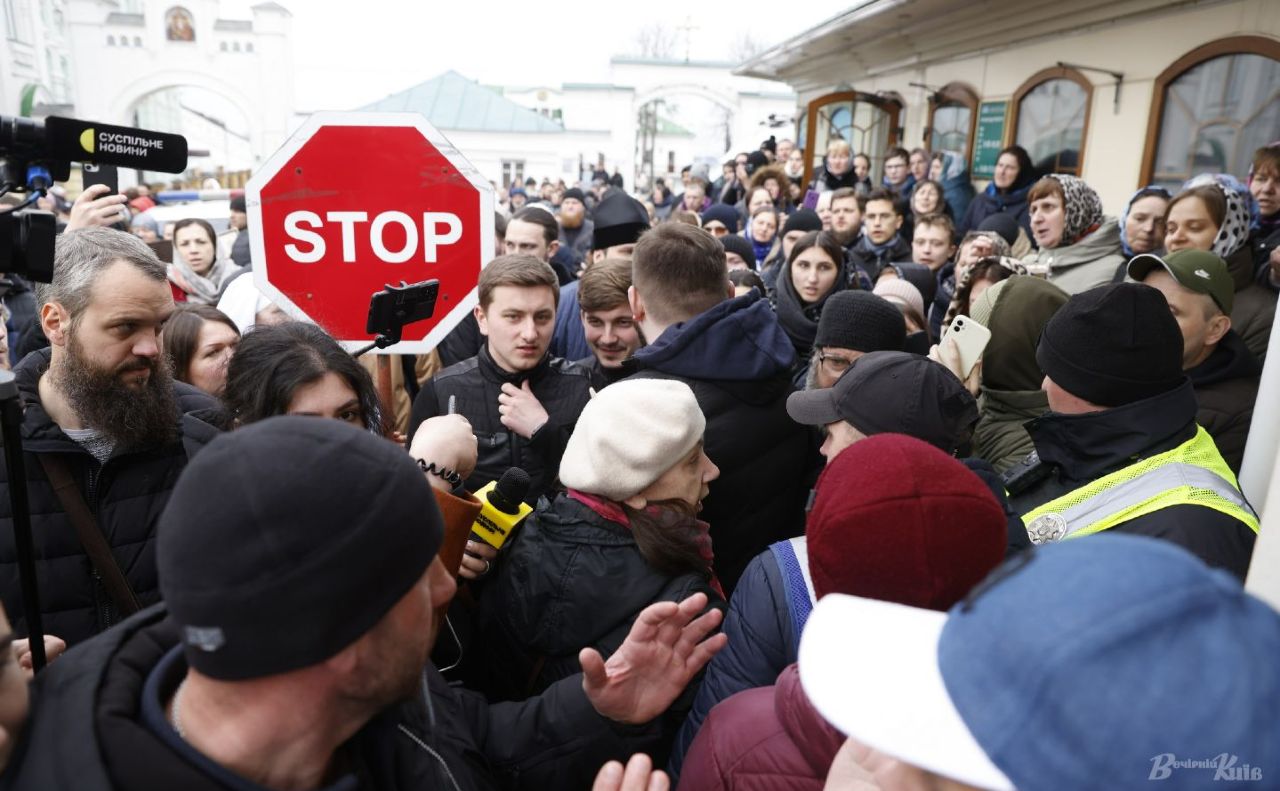 Протестувальники проти служби УПЦ (МП) у Києво-Печерській лаврі. Фото: Борис Корпусенко