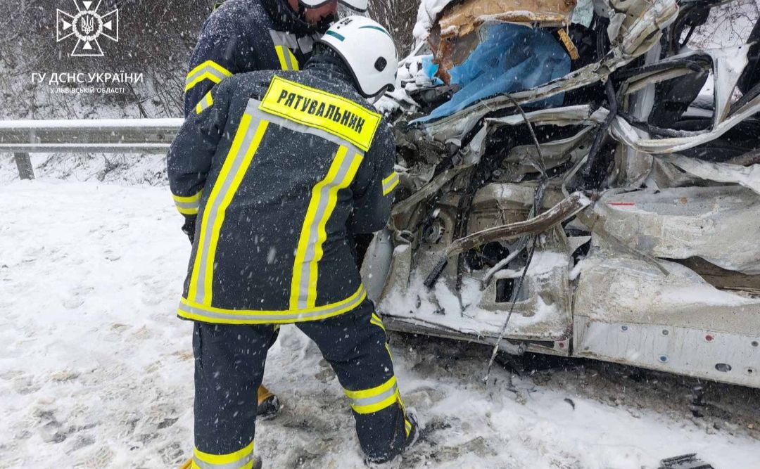 Рятувальники деблокують тіло загиблого у ДТП на засніженій ділянці траси Київ-Чоп. Фото: ДСНС України