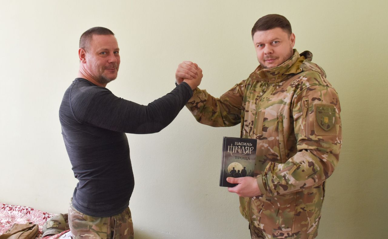 Під час реабілітації військові мають змогу почитати цікаві книжки. Фото: Поліція Києва