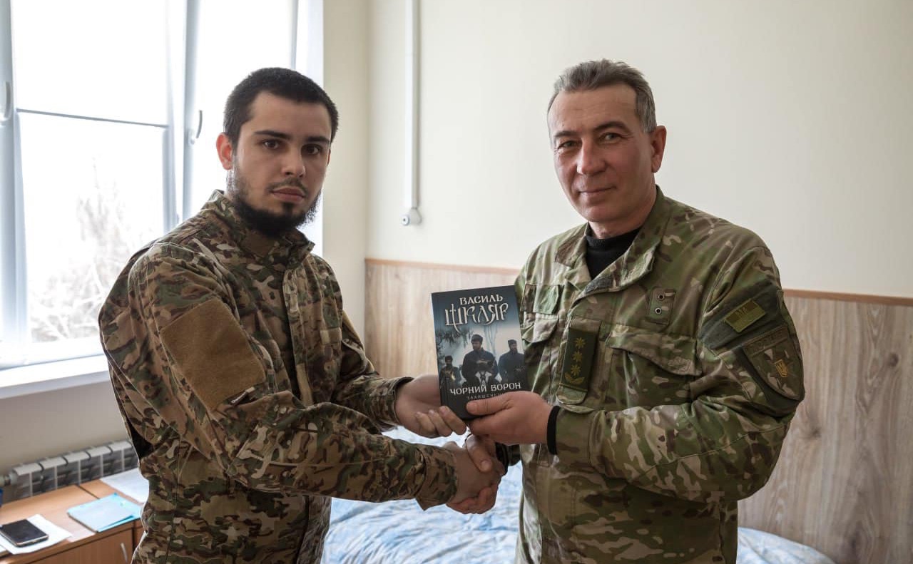 Поліція Київщини долучилася до благодійної акції «Книги героям». Фото: Поліція Київщини