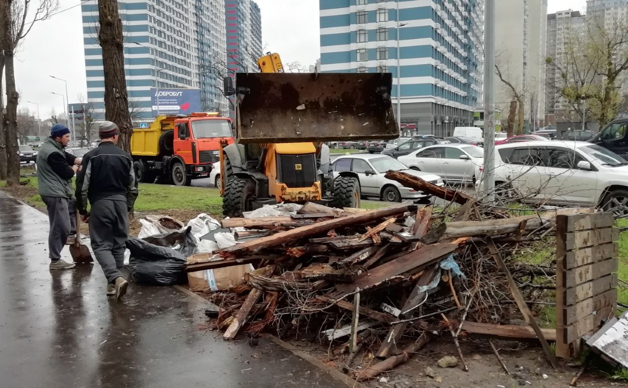 Комунальники вивезли сміття. Фото: Дніпровська РДА