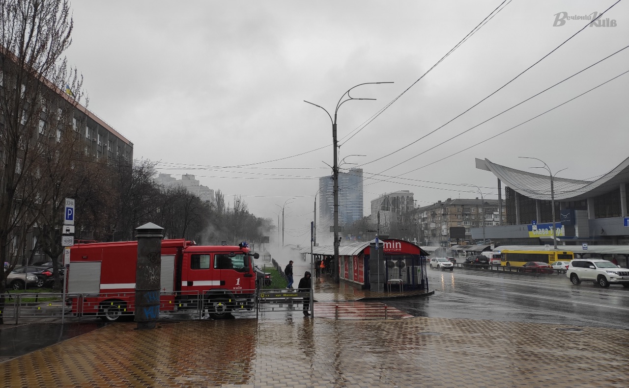 На бульварі Миколи Міхновського сталась аварія на трубопроводі. Фото: Ірина Мещерякова