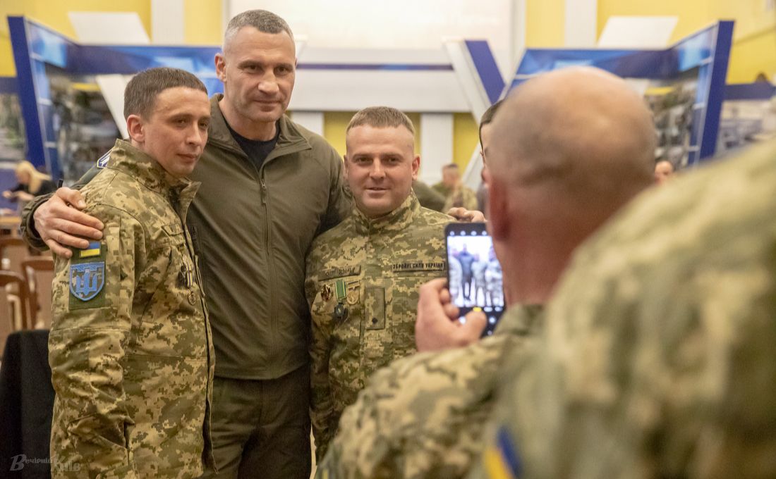 Відзнаки Київського міського голови отримали 27 бійців. Фото: Олексій Самсонов
