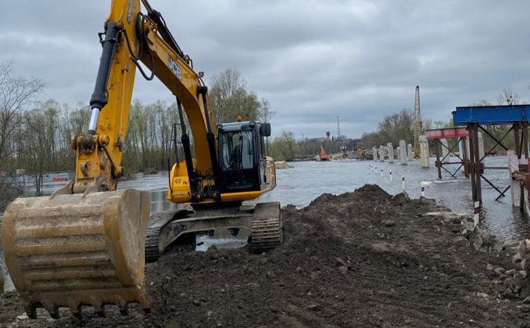Роботи на тимчасовій переправі через річку Тетерів тривають. Фото: Facebook/Кравченко