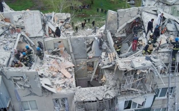 Рятувальники шукають під уламками людей у Слов’янську. Фото: Донецька ОВА