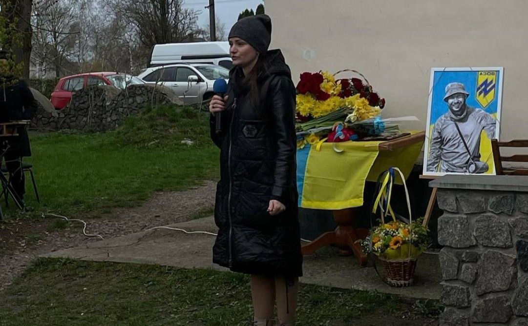 Дружина загиблого Анастасія під час відкриття пам’ятного знаку. Фото: azovstalfamilies
