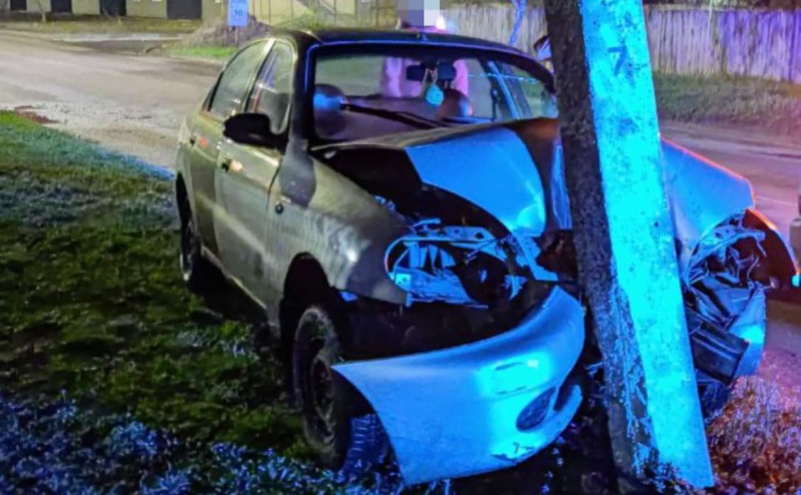Від удару стовп нахилився: Фото: патрульна поліція Київщини