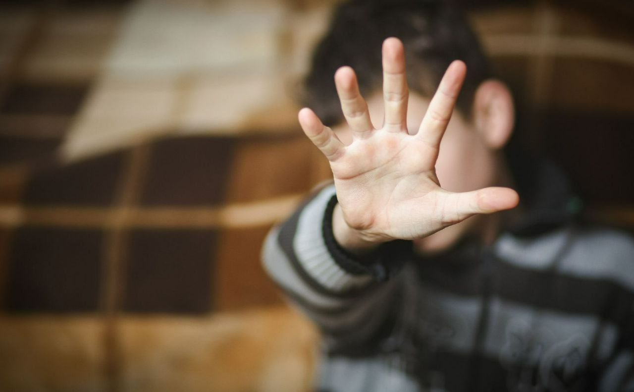 Дітей ставили біля стіни на коліна з піднятими вгору руками та били. Фото ілюстративне: freepik.com