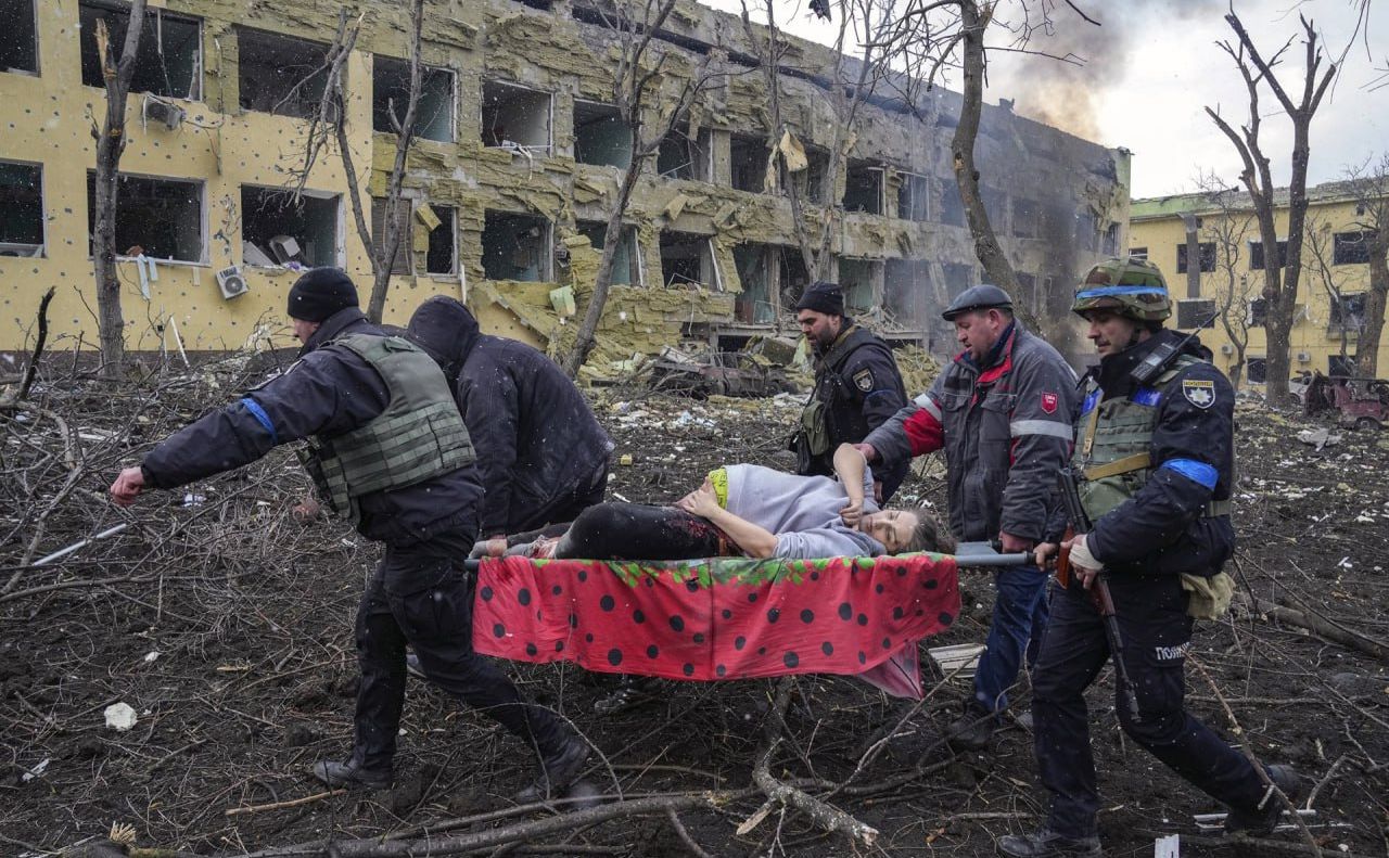 Фото з розбомбленого росіянами пологового будинку Маріуполя. Фото: Євген Малолєтка