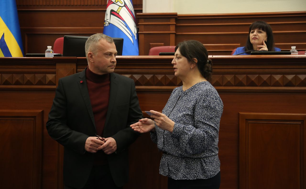 Депутатське посвідчення Ільницькому вручила Королькова. Фото: пресслужба Київради