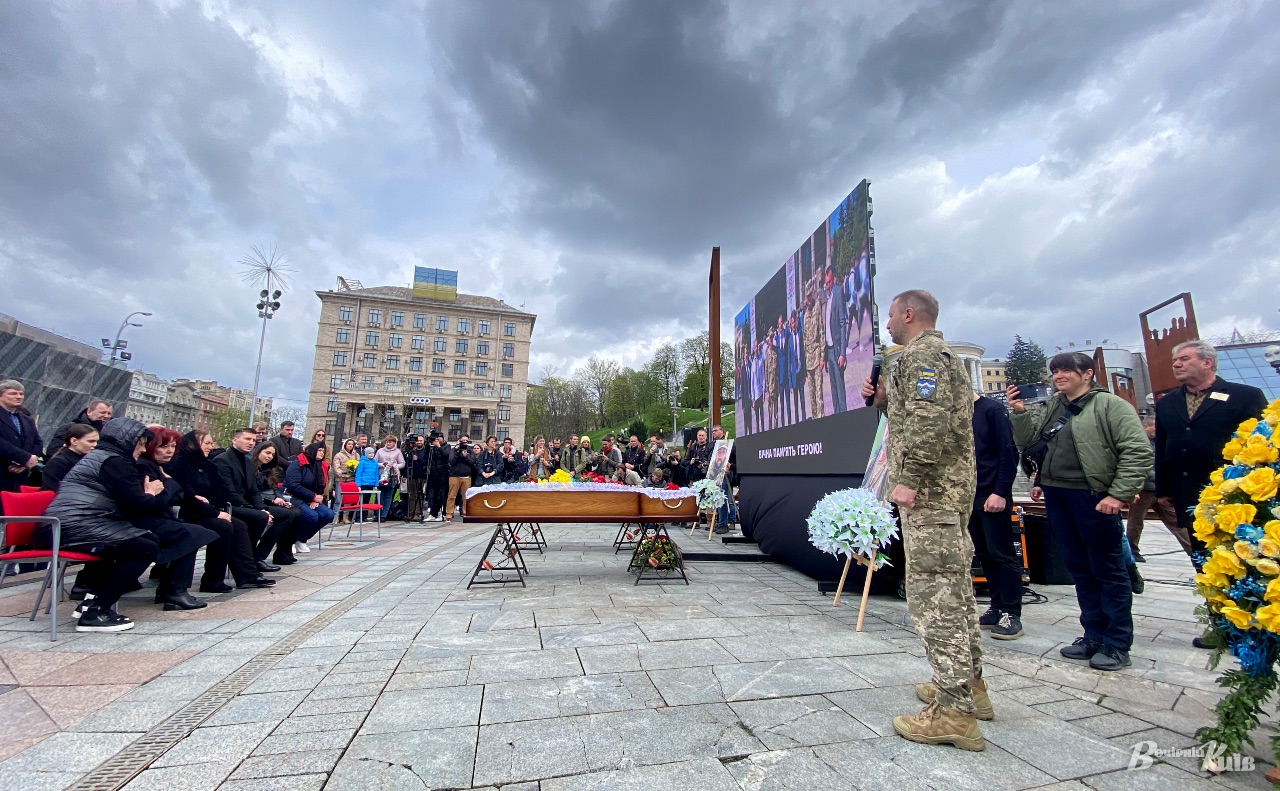 У Києві прощались з загиблим на війні екснардепом Барною. Фото: Даша Гришина