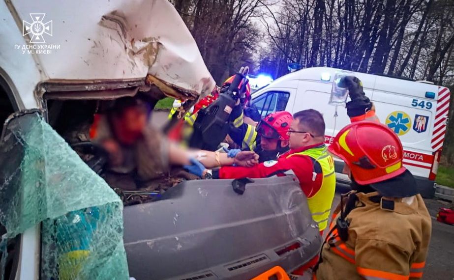 Лікарі швидкої надають допомогу затиснутому водію. Фото: ГУ ДСНС у м.Києві